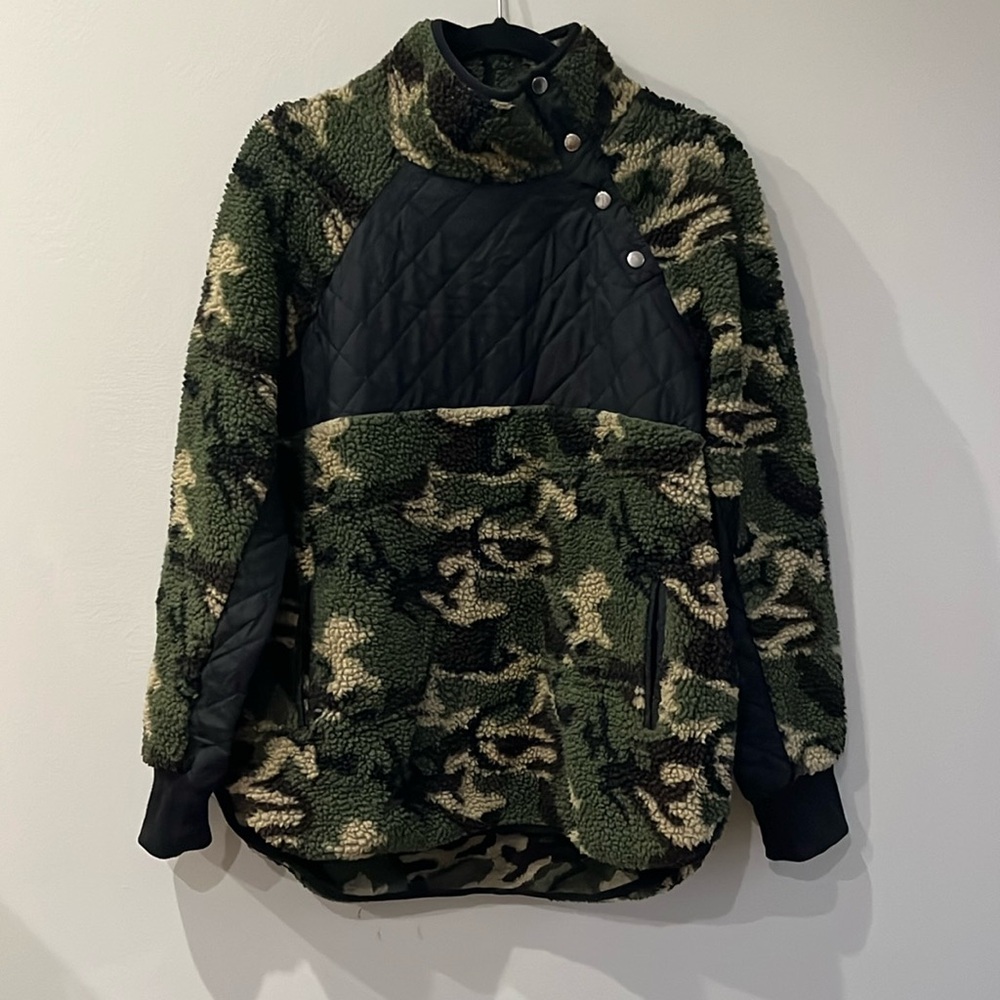 Camo fleece pullover